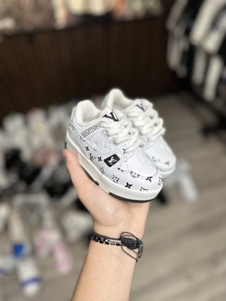 حذاء LV مضئ